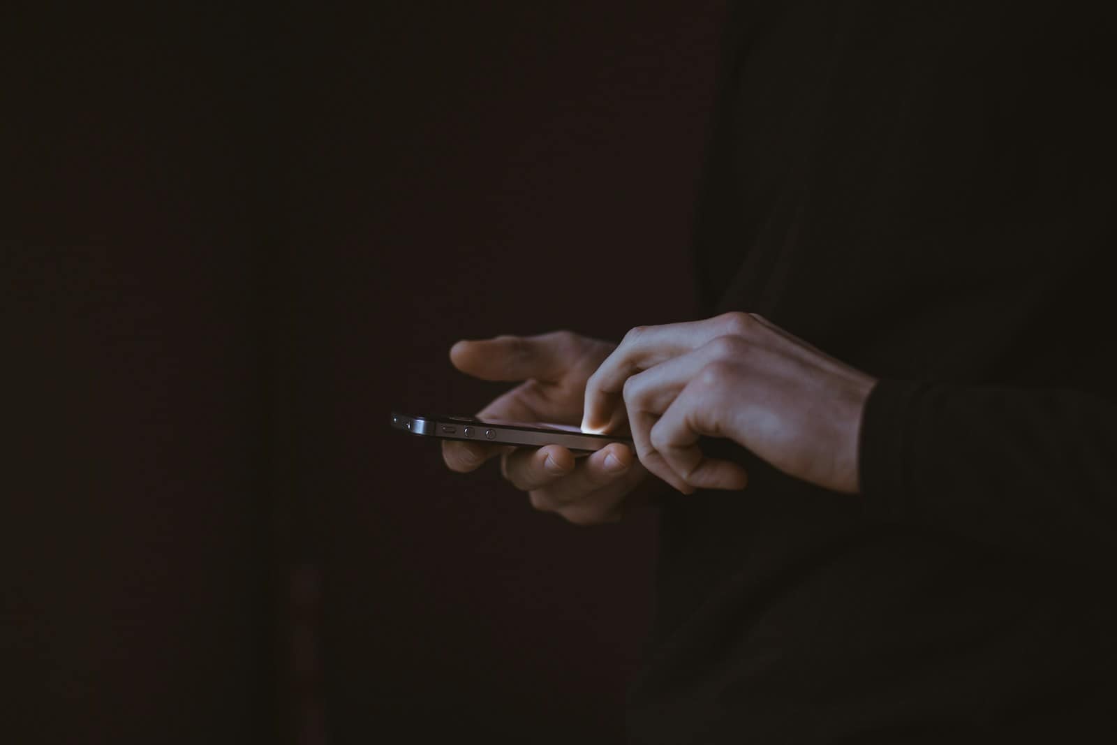 How Social Media Supports Pharmacovigilance: Real-Time Detection of Adverse Drug Reactions